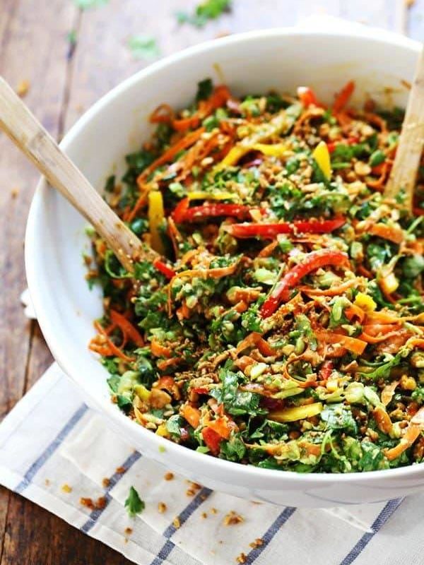 Thai Salad与SesameGarlic装饰-一虹电源织物丢弃390卡路里ichofyum.com