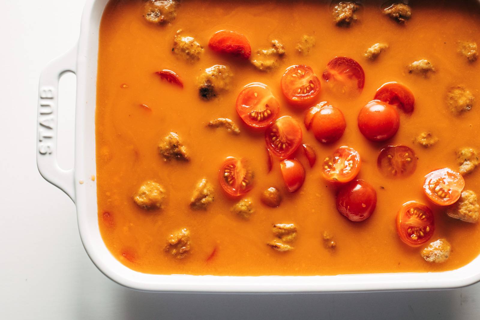 番茄、Orzo、肉丸和番茄汤混合成9x13锅