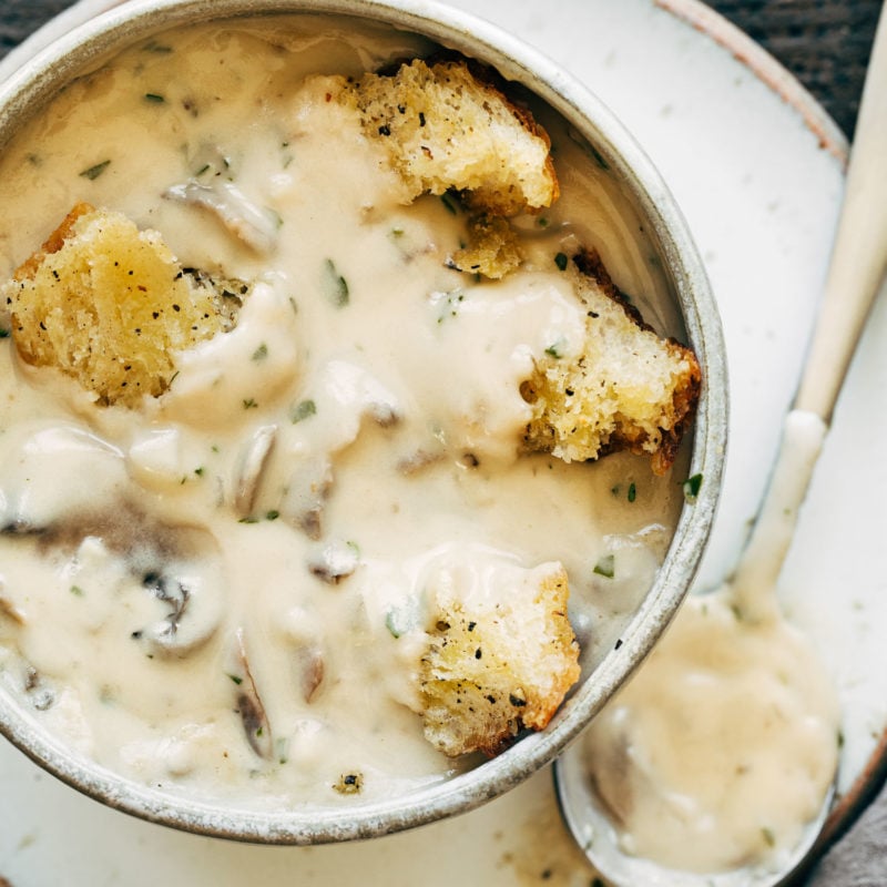 蘑菇汤和碗中的叉子