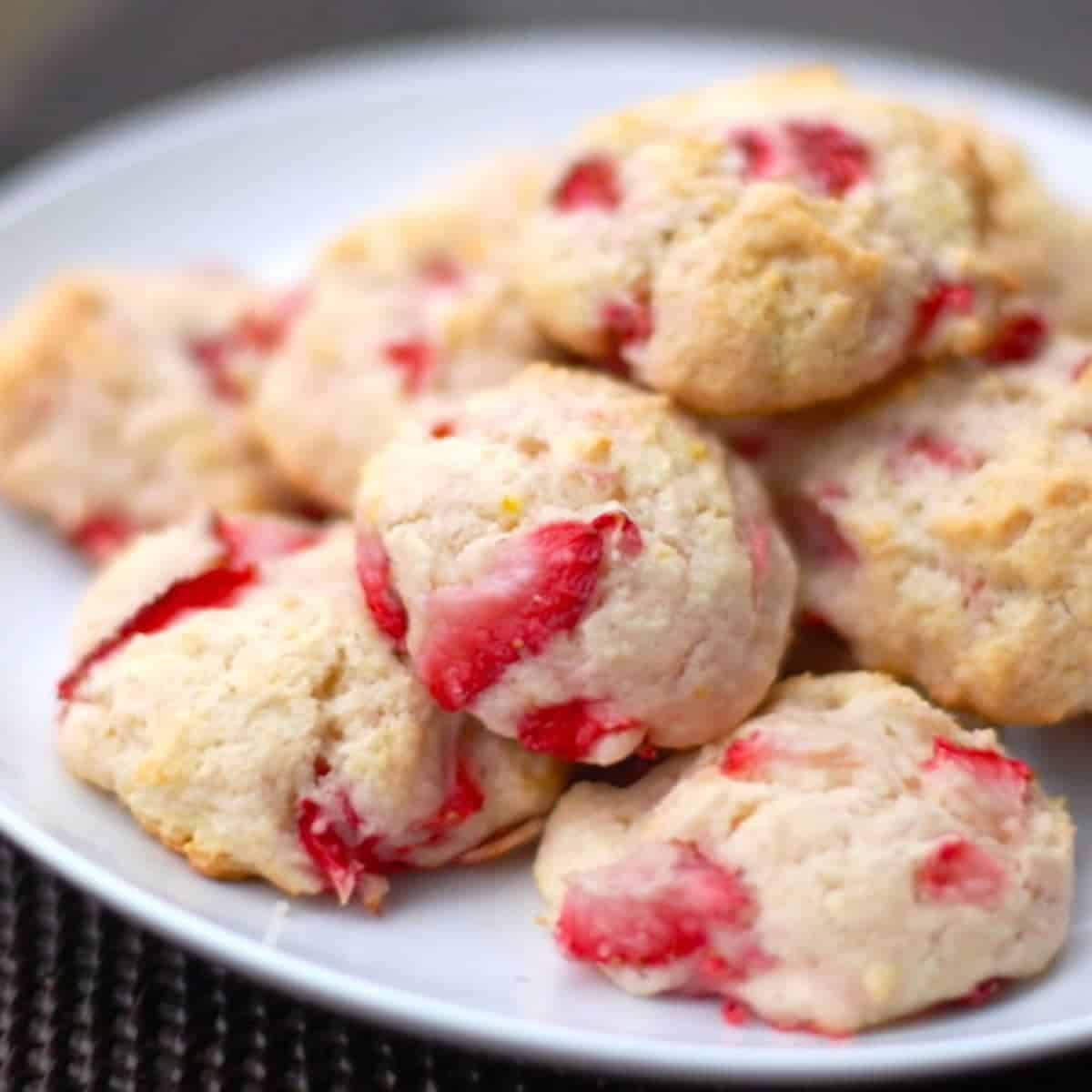 橙莓短饼饼干堆积白板