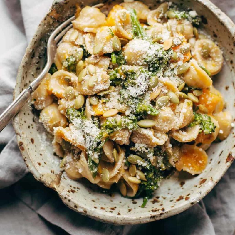 Creamy ParmesanOrecchiette与黄瓜Squash和Broccolini合影