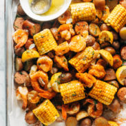 虾子、马铃薯和玉米混合板和碗中熔黄油