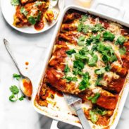 Quinoa Enchiladas带spartula盘