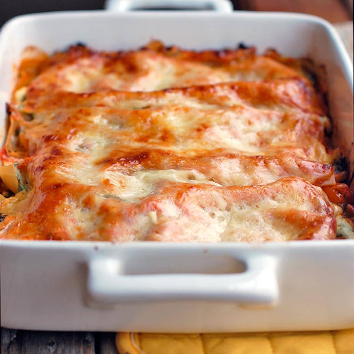 Veggie lasagna全切西红柿、胡萝卜、cauli花、spach、ricotta芝士和番茄酱白烤盘